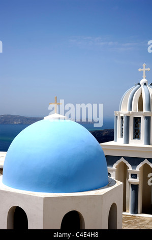 Firostefani, Santorini Cicladi Grecia, una cupola e il campanile della chiesa greco-ortodossa Foto Stock