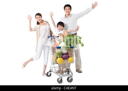 Giovane famiglia negozi di generi alimentari Foto Stock