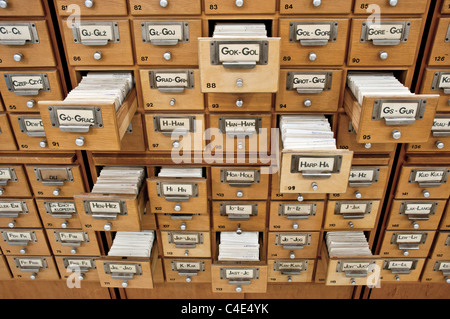 Vecchia scheda catalogo in una biblioteca con alcuni cassetti aperti Foto Stock