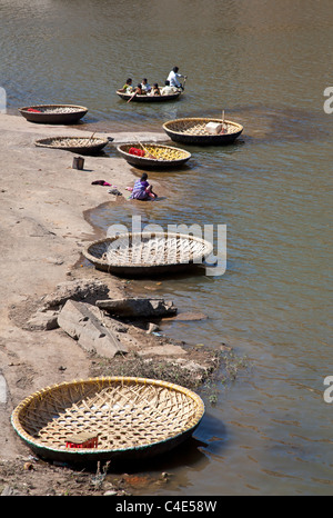 Coracles (tradizionale di bambù imbarcazioni rotonde). Fiume Tungabhadra. Hampi. Il Karnataka. India Foto Stock