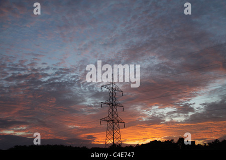 Giallo dorato cielo nuvoloso dopo la pioggia Foto Stock