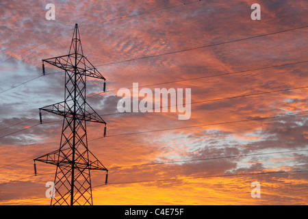 Giallo dorato cielo nuvoloso dopo la pioggia Foto Stock