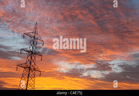 Giallo dorato cielo nuvoloso dopo la pioggia Foto Stock