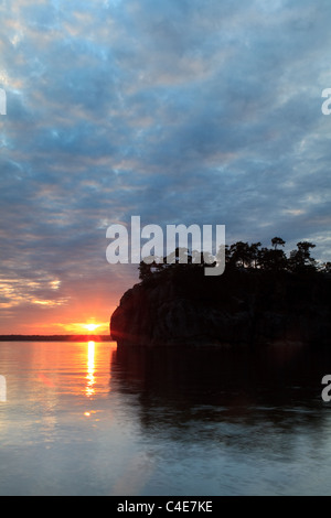 Estate tramonto all'isola Slottsholmen nel lago Vansjø in Østfold, Norvegia. Vansjø è una parte dell'acqua sistema chiamato Morsavassdraget. Foto Stock