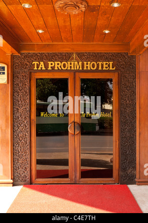 Ingresso principale al Ta Prohm Hotel, Siem Reap, Cambogia Foto Stock