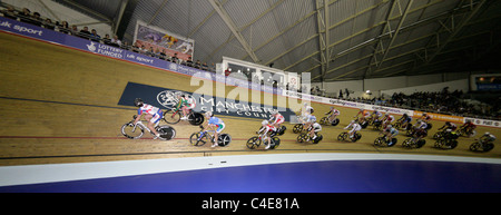 Donna scratch della corsa finale di UCI di ciclismo su pista World Cup concorrenza Manchester Velodrome uk 19 feb 2011 Foto Stock