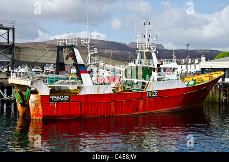 Trawler in Ullapool Harbour, regione delle Highlands, Scozia. Foto Stock