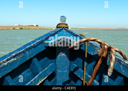 Elemento di ancoraggio situato in avanti in una prua blu, su Oualida, navigazione Lagoon piena di mare che entra attraverso due violazioni nelle zone costiere Foto Stock