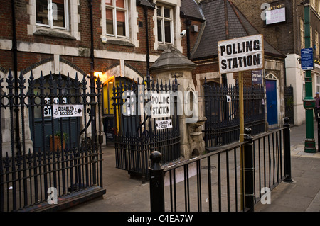 Stazione di polling, Brick Lane, Londra, Inghilterra. Foto Stock