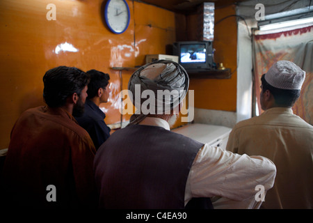 Gli afgani sono a guardare le notizie a Kabul di Osama Bin Laden la morte Foto Stock