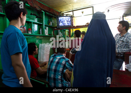 Gli afgani sono a guardare le notizie a Kabul di Osama Bin Laden la morte Foto Stock