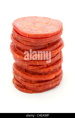 Torre di fette di salame isolato su bianco Foto Stock