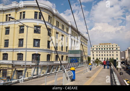 Un ponte pedonale che collega il porto con la stazione della metropolitana al Pireo di Atene, Grecia Foto Stock