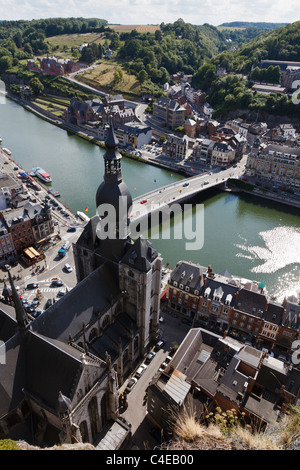Vista dalla cittadella al di sopra di Dinant alla cattedrale e al Fiume Mosa, la Vallonia, Belgio. Foto Stock