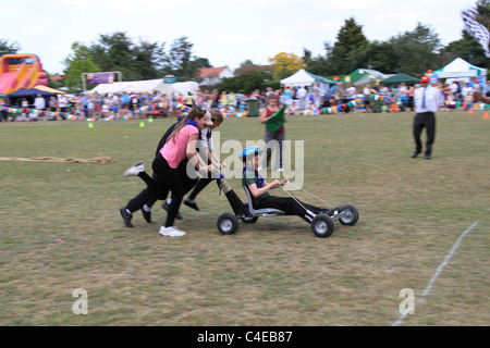 Scout in avvicinamento alla linea di finitura per vincere go-kart and race a Molesey Carnevale Foto Stock