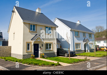 Nuovo station wagon di case unifamiliari in semi-Tongwymlais rurale vicino a Cardiff South Wales UK Foto Stock