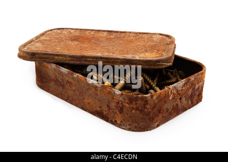 Rusty invecchiato stagno di viti isolate su uno sfondo bianco Foto Stock