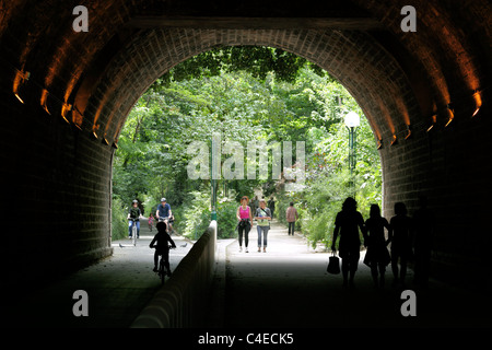 La Promenade Plantee, Parigi. Dal punto di vista di un tunnel sul suo percorso (in Rue de Picbus). Foto Stock