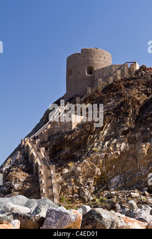 Un vecchio orologio portoghese torre che sovrasta il Muscat, Oman, Perisan golfo. Foto Stock