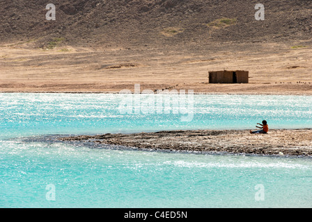 Bedouin bambino che gioca vicino al mare - Ras Abu Galum Parco Nazionale - Penisola del Sinai, Egitto Foto Stock