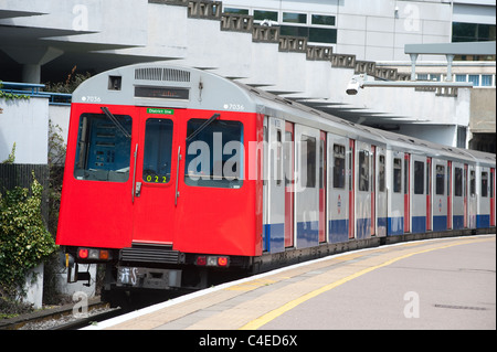 La metropolitana di Londra in attesa del treno in corrispondenza di una stazione di superficie sulla District Line, Londra. Foto Stock