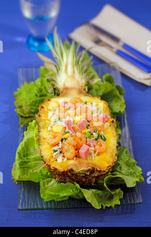 Ananas ripieni con riso e gamberi. Ricetta disponibile. Foto Stock