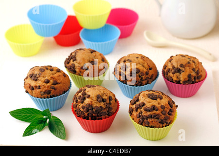 Muffin integrali con il cioccolato. Ricetta disponibile. Foto Stock