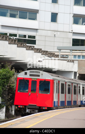 La metropolitana di Londra in attesa del treno in corrispondenza di una stazione di superficie sulla District Line, Londra. Foto Stock