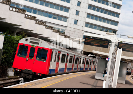 La metropolitana di Londra in attesa del treno in corrispondenza di una stazione di superficie sulla District Line, Londra. Foto Stock