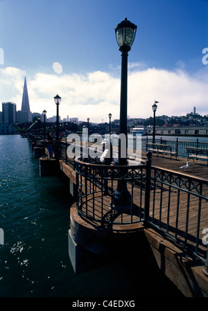 L'uomo la pesca da Pier 7 in San Francisco, California con TransAmerica edificio in background. © Craig M. Eisenberg Foto Stock