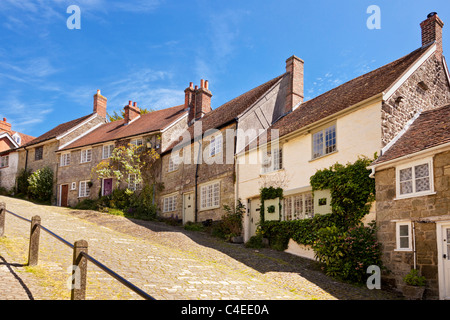 Inglese tradizionale con case sulla Collina d'oro, Shaftesbury, Dorset, England, Regno Unito - vista dal fondo della strada Foto Stock