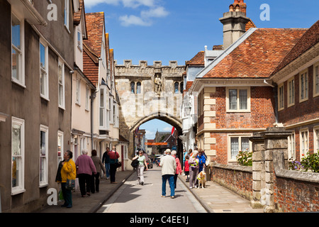 Salisbury, Wiltshire - Cattedrale vicino e High Street Gate, Salisbury, Wiltshire, Inghilterra, Regno Unito Foto Stock