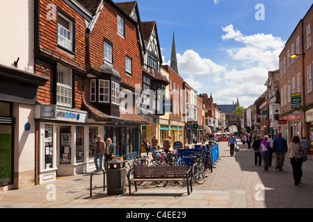 Gli amanti dello shopping in High Street a Salisbury, Wiltshire, Regno Unito Foto Stock