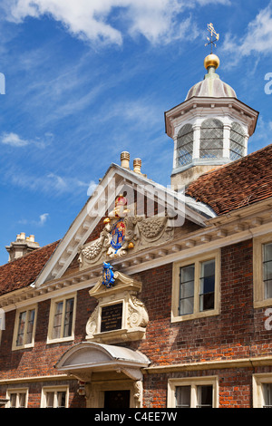 Matrone College con cresta e dettaglio, Salisbury, Wiltshire, Inghilterra, Regno Unito Foto Stock