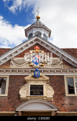 Matrone College crest e dettaglio, Salisbury, Wiltshire, Inghilterra, Regno Unito Foto Stock