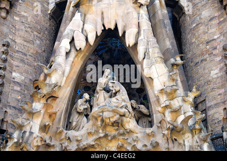 Sulla scena sopra la porta di ingresso in corrispondenza della facciata della Natività della Sagrada Familia (Chiesa della Sacra Famiglia), Barcellona, Spagna. Foto Stock