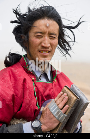 Un pellegrino tibetano eseguendo chak - un viaggio di prostrazione, da Ta Er monastero Nel Qinghai, all'Jokhan a Lhasa. Cina Foto Stock