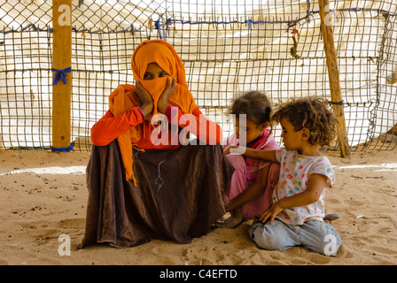 Trib Muzeina chidren - Wadi Arada deserto - Penisola del Sinai, Egitto Foto Stock