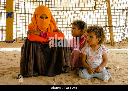 Trib Muzeina chidren - Wadi Arada deserto - Penisola del Sinai, Egitto Foto Stock