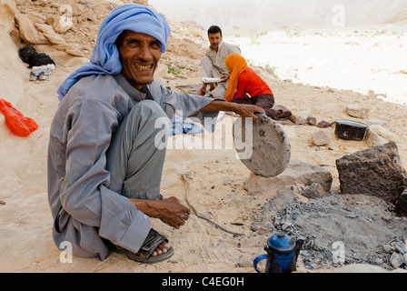 Muzeina beduino cottura del pane - Wadi Arada deserto - Penisola del Sinai, Egitto Foto Stock