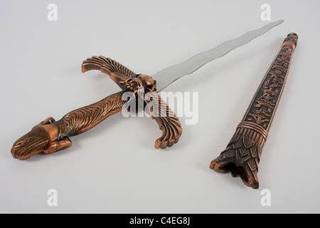 Un cerimoniale di athame per uso rituale e come un'arma letale. Un coltello ha una lama affilata di solito realizzate di acciaio inossidabile. Foto Stock