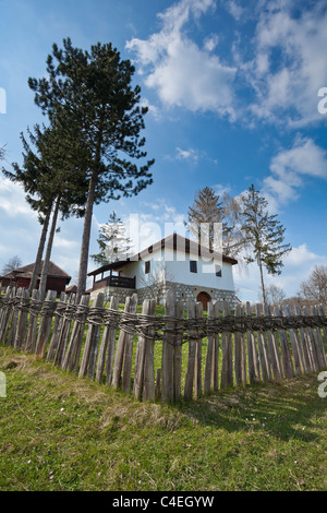 Villaggio Lelic vicino a Valjevo, architettura rurale, Serbia Foto Stock