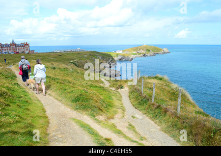 La gente camminare lungo la costa sud occidentale percorso su towan testa, Newquay, Cornwall, Regno Unito Foto Stock