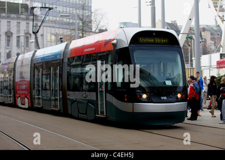 Un moderno tram in Nottingham City Centre tenendo il pubblico in generale, si tratta di passeggeri alla stazione Street. Foto Stock