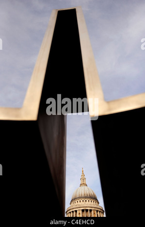 La Cattedrale di St Paul London visto attraverso cancelli di HSBC scultura Foto Stock