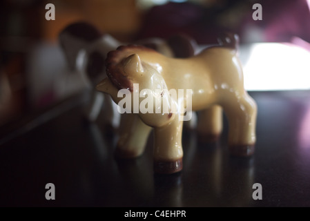 Cavallo di ceramica figurina su tavola Foto Stock