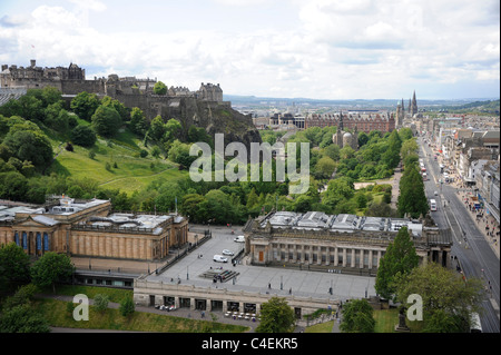 Il Castello di Edimburgo, guardando ad ovest lungo Princes Street con le Gallerie Nazionali (color sabbia) e RSA in primo piano Foto Stock