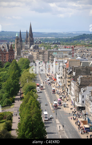 Princes Street, Edinburgh. Guardando ad ovest dalla sommità del monumento di Scott. A sinistra sono i giardini di Princes Street. Foto Stock