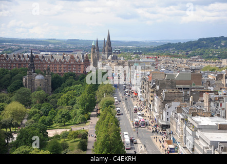 Princes Street, Edinburgh. Guardando ad ovest dalla sommità del monumento di Scott. A sinistra sono i giardini di Princes Street. Foto Stock