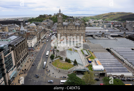 The Balmoral Hotel, centro situato su Princes Street, Edinburgh. Sulla sinistra sono i negozi e a destra è la stazione di Waverley. Foto Stock